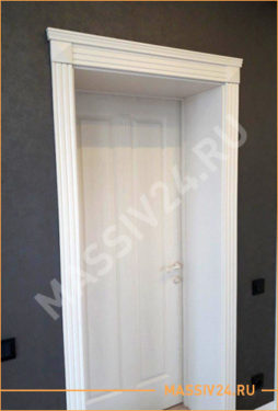 Белая облицовка на межкомнатную дверь из массива