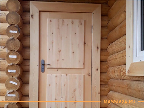 Результат установки двери из массива в деревянном доме