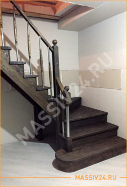 Внешний вид лестницы из массива сосны темного цвета