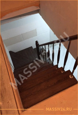 Деревянная лестница из массива сосны темного цвета