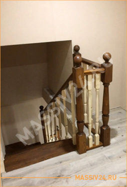 Лестница из массива дерева с кладовкой