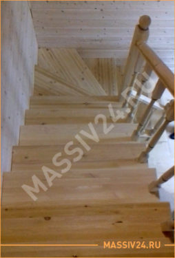 Лестница из массива сосны с забежными ступенями