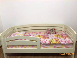 Маленькая детская кроватка из цельного массива березы