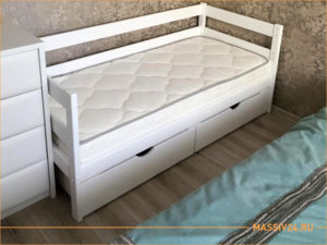 Белая детская кроватка с двумя выдвижными ящиками из массива дерева
