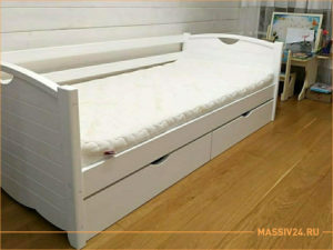 Белая кроватка с цельными спинками из массива дерева и ящиками выдвижными