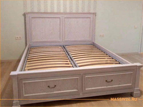 Двухспальная кровать с выдвижными ящиками из массива дерева