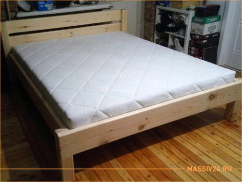Простая кровать из массива дерева