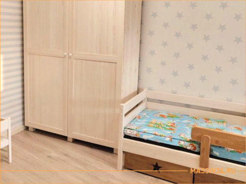 Кровать и шкаф для одежды в детской комнате